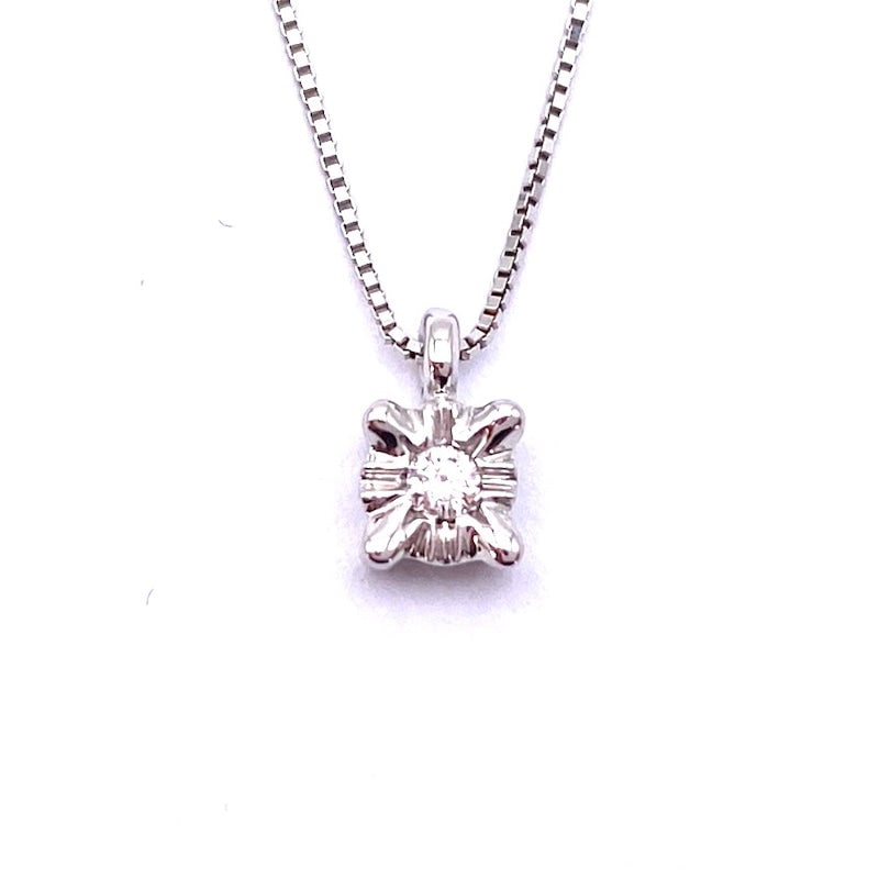 "Sly" point light pendant, brilliant and gold - 0.03 ct; 1.76 gr.: Very cute so-called "cunning" spotlight pendant by virtue of the setting designed to create a larger size effect of the center stone. In 18 kt white gold, with 0.03 brilliant-cut diamond. 44 cm 18 kt 