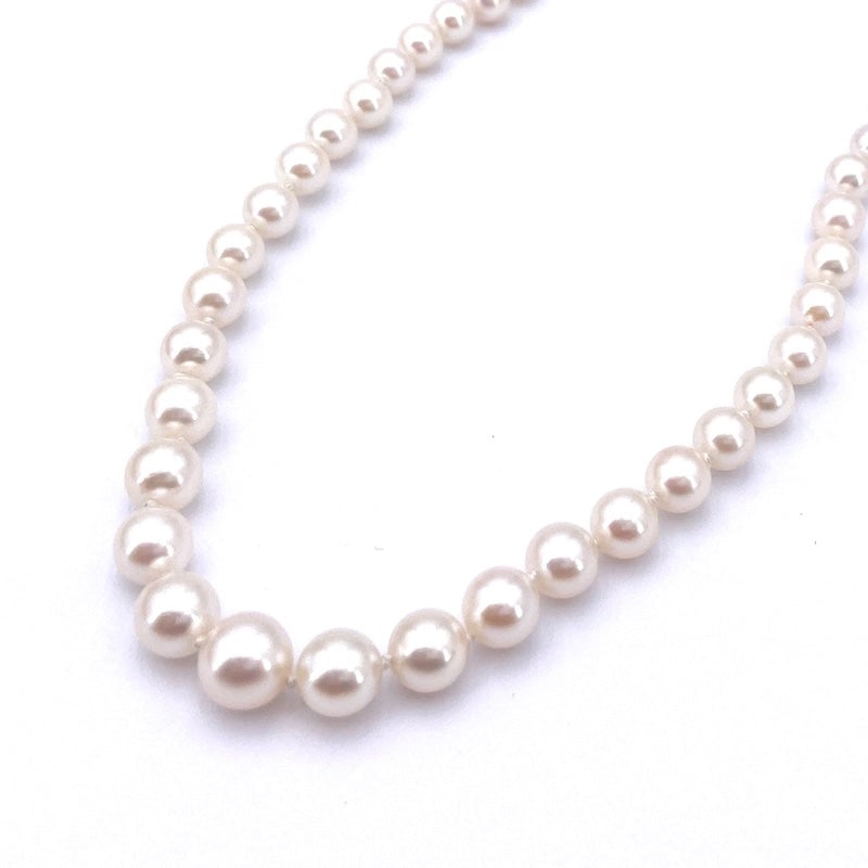 Scaled Japanese pearl necklace - 5.5-8 mm- and gold - 54 cm; 27.67 gr.: Essential, universal, sophisticated and must-have necklace of 5.5-8.5 mm diameter spherical scaled Japanese pearls. 18 kt white gold lobster clasp. The classic strand of white pearls, elegant and love