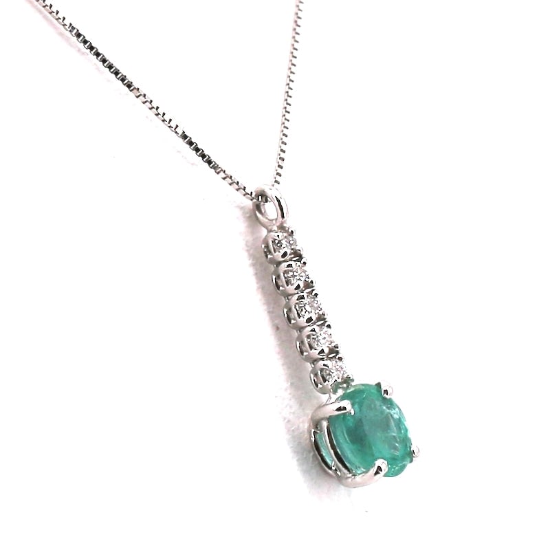 Emerald, diamonds and gold mini match pendant; 1.16 gr.: Delightful, super elegant, fine and super inexpensive. 18 kt white gold mini match pendant with emerald oval for 0.40 ct total and brilliant-cut diamonds for 0.06 ct. The pendant, including a 42-cm