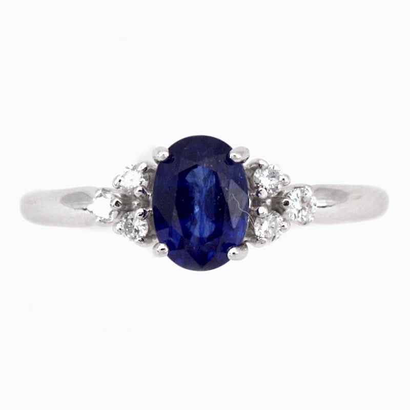Sapphire and diamond triptych ring in gold; 2.2 gr.: Adorable, romantic and precious ring! 18 kt white gold ring with side triptychs of brilliant-cut diamonds of color G and VS clarity - 0.12 ct total - and central oval-cut sapphire for 1.0 ct. A