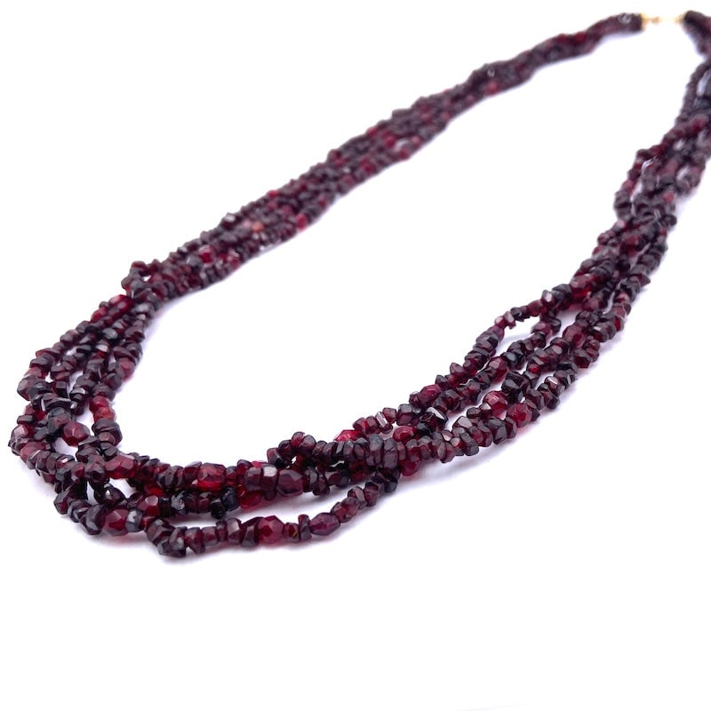 Long necklace 4 strands garnet and gold - 68.36 gr; 66 cm: Unmissable vintage bargain retro-style 4-strand necklace with garnet chips. 18 kt yellow gold circular maxi lobster clasp with fluted caps. Practical, lightweight, dramatic and irresistibly charming!