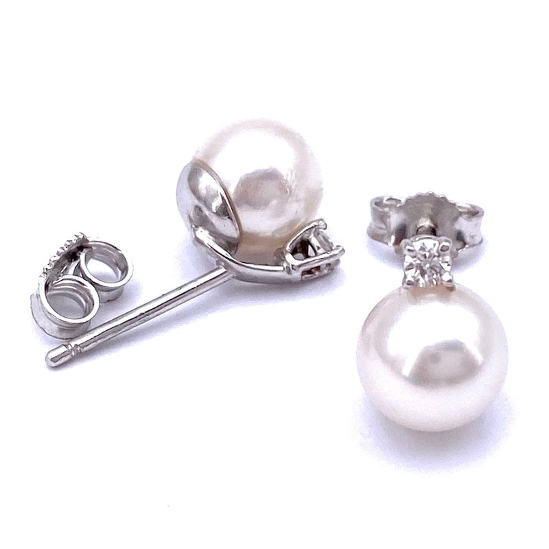 Lobe pearl earrings -7.5-8 mm, gold; 2.92 gr.: Graceful, essential and precious lobe earrings with white Japanese pearls mounted on 18 kt white gold with stud and butterfly as back. The simple and indispensable timeless femininity of pearl lobe