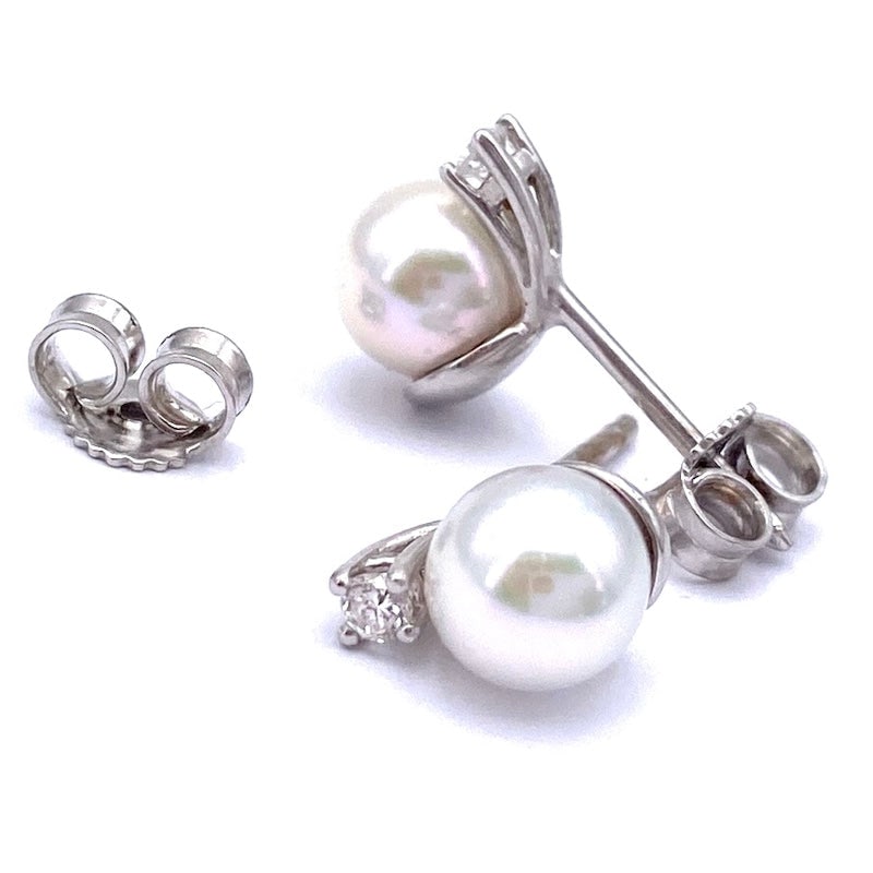 Pearl lobe earrings -6-6.5 mm, gold; 2.26 g: Graceful, essential and precious lobe earrings with white Japanese pearls mounted on 18 kt white gold with stud and butterfly as back. The simple and indispensable timeless femininity of pearl lobe