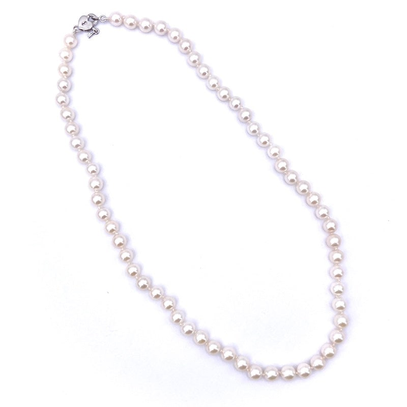 Japanese pearl necklace - 6.5-7 mm- and gold heart - 47 cm; 29.01 gr.: Essential, precious, romantic and unfailing necklace of 6.5-7 mm diameter spherical Japanese pearls. Heart-shaped clasp with 18k white gold key. A strand of white pearls, elegant and loved by every