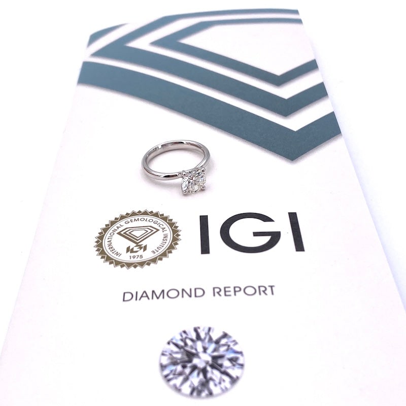 Brilliant solitaire and gold ring - 1.52 ct; 4.26 gr.: Stunning large bargain solitaire diamond mounted with 4 griffes on a ring made of 18 kt white gold. The brilliant-cut solitaire investment diamond weighs an impressive 1.52 ct, is IGI-certified and