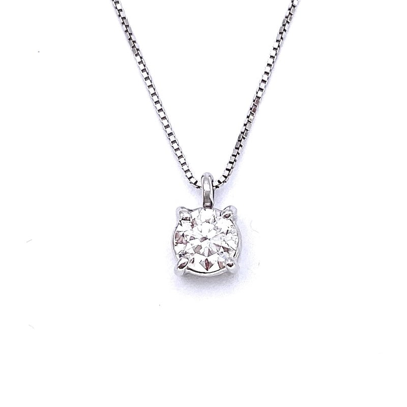 Solitaire and gold brilliant point light pendant - 0.41 ct; 1.87 gr.: Precious and essential 18 kt white gold solitaire brilliant-cut diamond point pendant for 0.41 ct, F color and SI clarity. Mounted with 4 griffes with a diameter of 0.5 cm. 44 cm 18 kt white gold