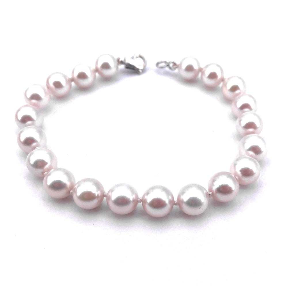 Japanese pearl and gold bracelet; 19 cm - 14.81 gr.: A wonderful timeless and highly refined classic! 19 cm long, single-strand bracelet of Japanese Akoya pearls, 8-8.5 mm in diameter. 18 kt white gold lobster clasp. Gorgeous pearls! Our company's