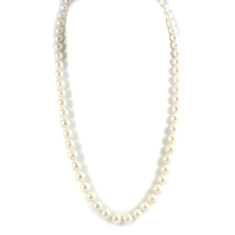 White and gold freshwater pearl necklace - 65 cm; 86.5 gr.: Sober, fine and very universal necklace of freshwater oyster cultured pearls, natural color, spherical, 10.5-11 mm diameter, with 1.3 cm diameter circular lobster clasp, 18 kt white gold. Threaded in