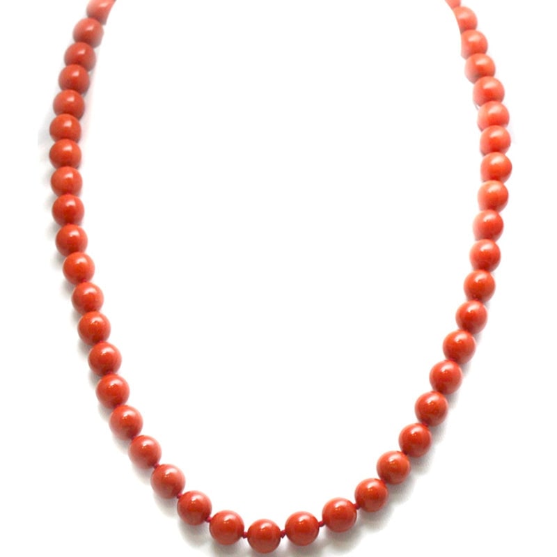 Coral and gold choker necklace - 59.5 gr.: One-strand necklace of natural Mediterranean red coral, first choice, with 1 cm boulle clasp in yellow gold, worked to diamond effect. The growing value of so-called "red gold" in a jewelry variant th