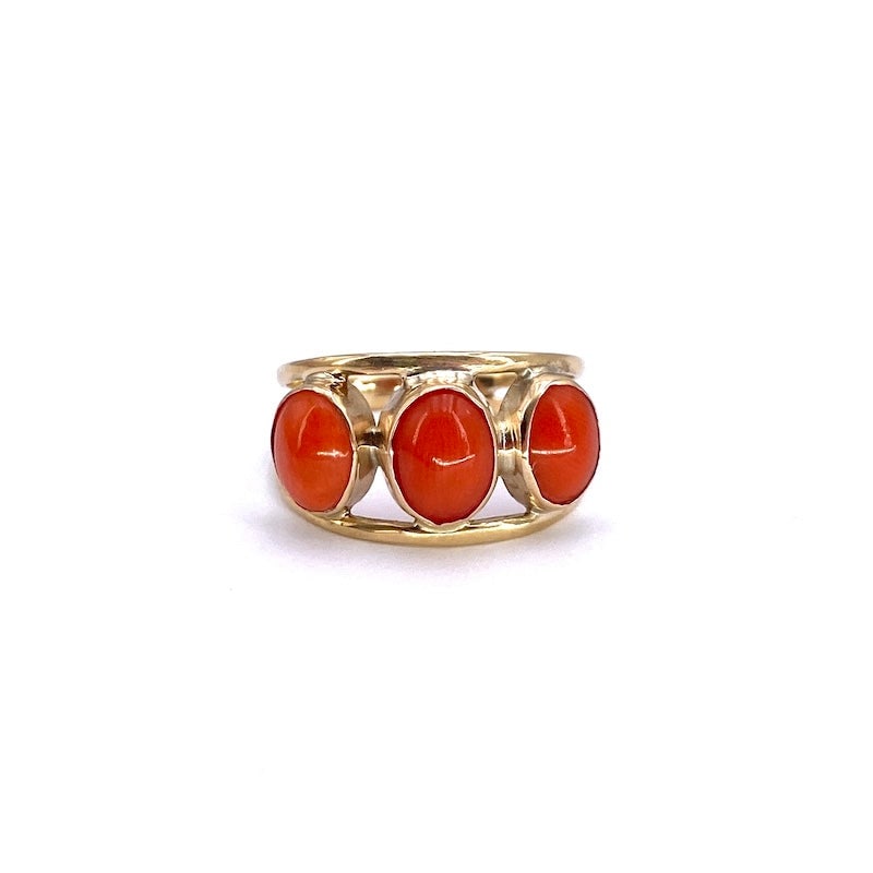 Ring band, trilogy coral and gold; 2.55 gr: A band ring with trilogy of natural cabochon corals, made of 18 kt yellow gold. A clean, intense and dramatic design! Our company's certification is available for free, upon request. If you wish to