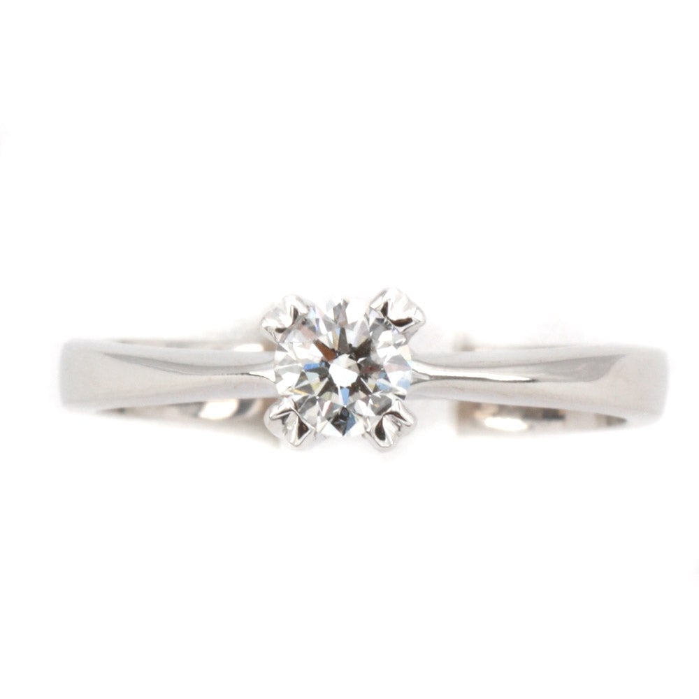 Brilliant solitaire and gold ring - 0.38 ct; 4.06 gr.: A refined solitaire ring in 18K white gold featuring a brilliant-cut diamond held in a double four-prong setting, offering a clean and luminous presence with a timeless, elegant silhouette designed