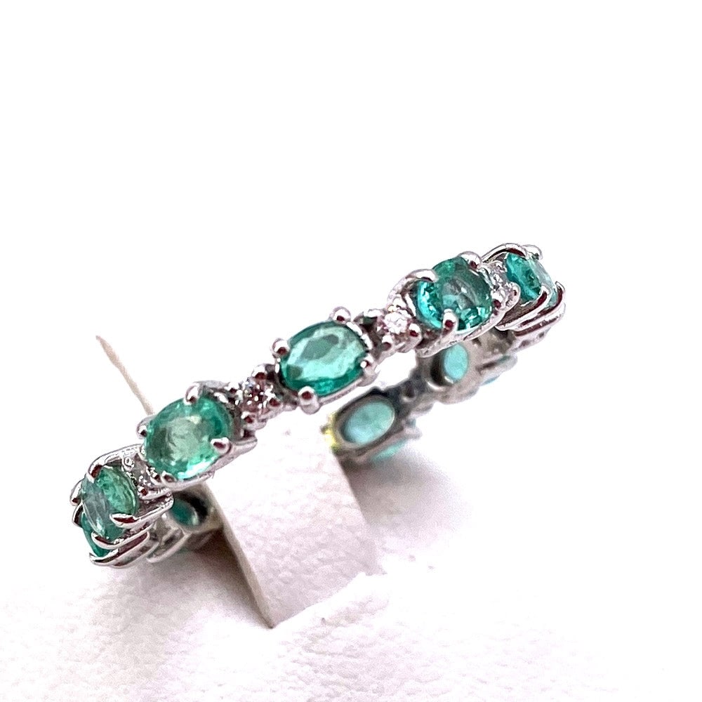 Eternelle emerald and diamond ring; 2.3 gr. - 2