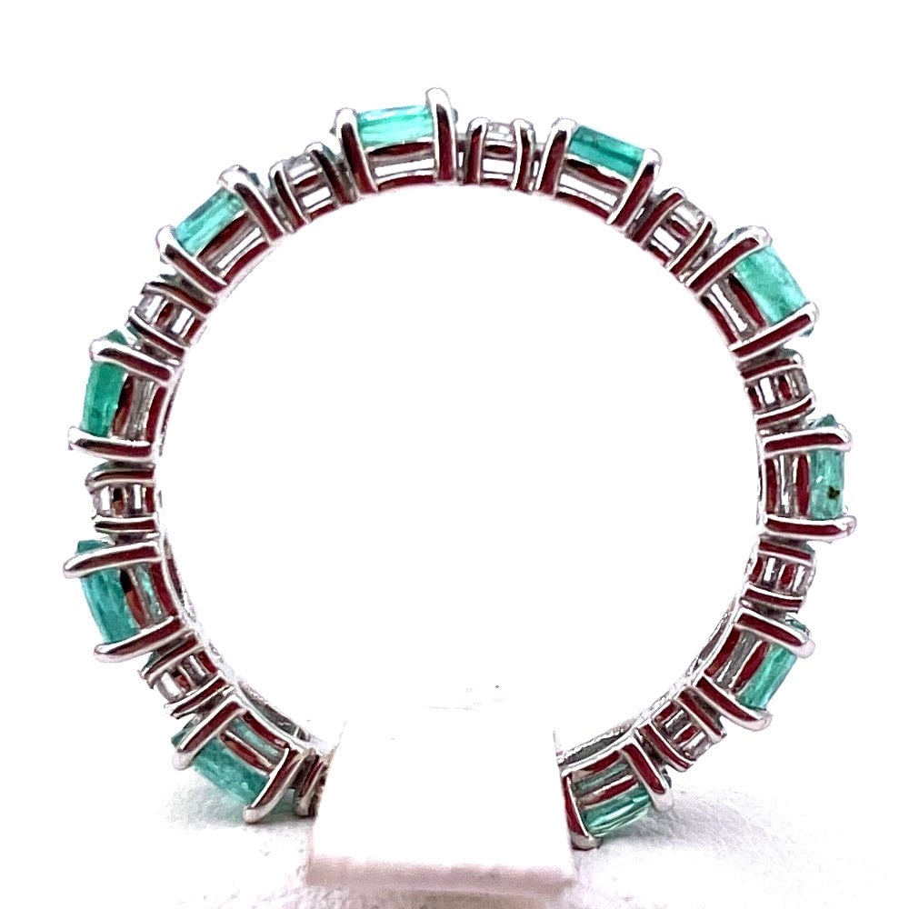 Eternelle emerald and diamond ring; 2.3 gr. - 3