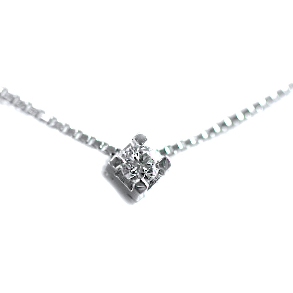 Solitaire and gold brilliant point light pendant - 0.08 ct; 2.6 gr.: Essential 18k white gold solitaire brilliant-cut diamond point pendant for 0.08 ct, H color and VVS clarity. Mounted with 4 square-effect griffes. Venetian 18ct white gold 42 cm Venetian chain include