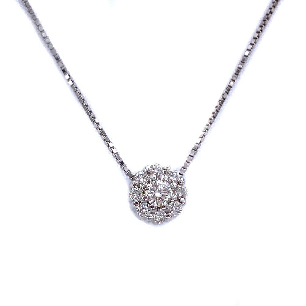 Circular daisy light point pendant, diamonds and gold - 0.15 ct; 1.79 gr.: Beautiful pendant with brilliants that make up a circular daisy that gives a solitaire point-of-light optical effect in the distance. 18 kt white gold loop chain is included and measures 42 cm. Classy