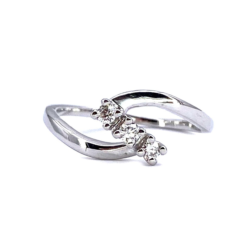 Light, brilliants and gold oblique trilogy ring - 0.12 ct; 2.6 gr.: A very refined and peculiar piece of jewelry, studied by us from design to execution. Frame like a sinuous contrarie and straight line that cuts obliquely through the design, revisiting the trilogy mo