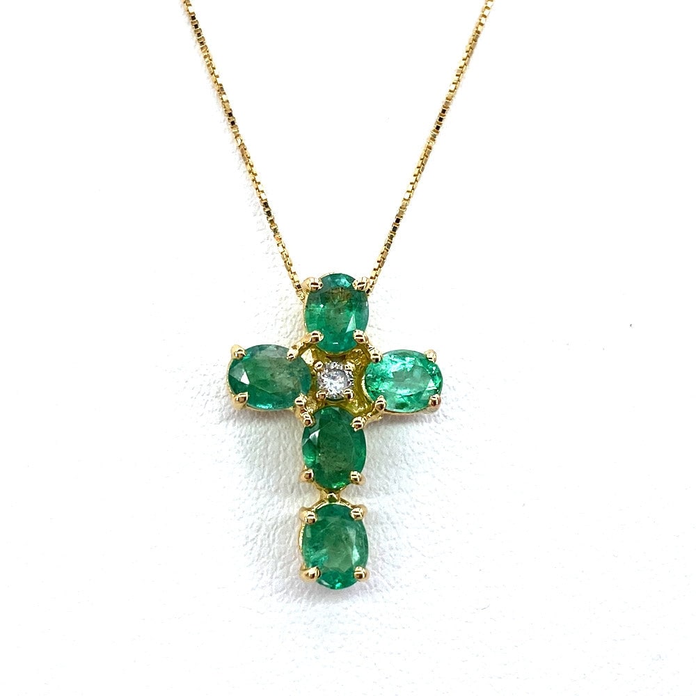 Emerald, brilliant and yellow gold cross pendant; 3.09 gr.: Powerful and linear elegance! Emerald cross pendant with central brilliant. The pendant includes a 44 cm 18 kt yellow gold Venetian chain. Our company's certification is available for free, upon reque