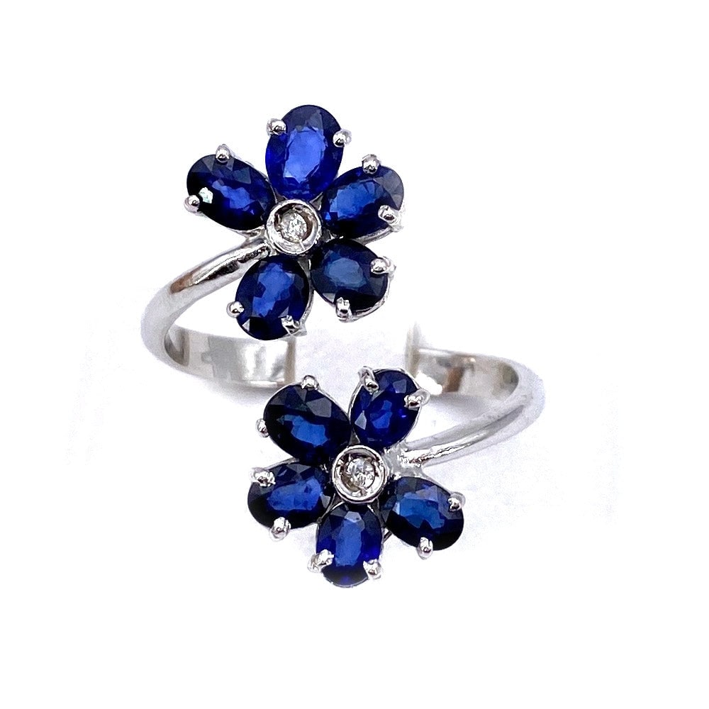 Contrarie double flower ring sapphires, diamonds and gold ; 3.67 gr.: Gorgeous, wrapping and colorful! Contrarie double flower ring in white gold, sapphires and rhinestones. Classic and feminine freshness. Our company's certification is available for free, upon request.