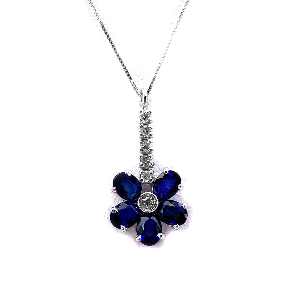 Sapphire flower pendant and mini match diamonds and gold; 2 gr.: A blue delight! Flower pendant with sapphire petals and with mini match of brilliants in white gold. The pendant includes a 44-cm 18-karat white gold Venetian chain. Our company's certification is ava