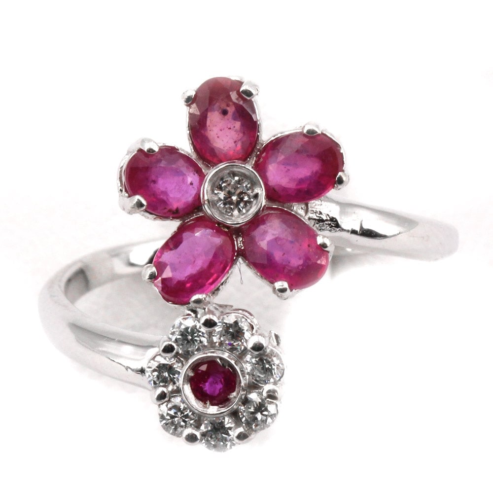 Contrarie ring double flower rubies, diamonds and gold ; 3.35 gr.: Gorgeous, wrap-around and colorful! Contrarie double flower ring in white gold, rubies and rhinestones. Classic and feminine freshness. Our company's certification is available for free, upon request.