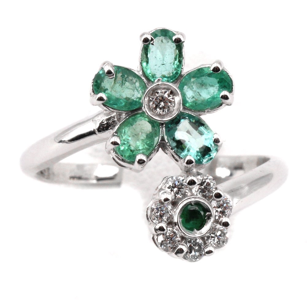 Contrarie ring double flower emeralds, brilliants and gold ; 3.24 gr.: Gorgeous, wrapping and colorful! Contrarie double flower ring in white gold emeralds and rhinestones. Classic and feminine freshness. Our company's certification is available for free, upon request. I