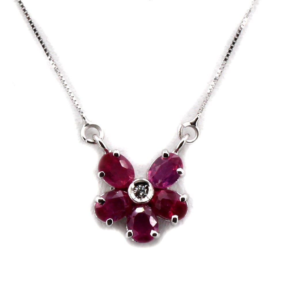 Ruby, diamond and gold flower pendant; 1.6 gr.: A red gem! Little flower pendant in white gold with ruby petals and central glitter. The pendant, including a 44-cm 18-karat white gold Venetian chain, weighs 1.6 grams. The pendant measures 1 cm. Our