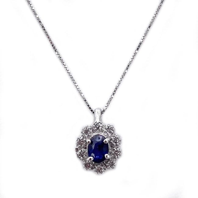 Sapphire, diamond and gold daisy pendant; 1.2 gr.: Delicious evergreen, in fine and inexpensive variant! Sapphire daisy pendant framed by diamonds. The pendant, including a 40-cm 18-karat white gold Venetian chain, weighs 1.2 grams. Our company's cert