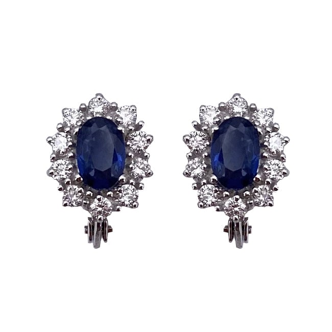 Daisy lobe earrings, sapphire, diamonds and gold; 3.13 gr.: Gorgeous evergreens! Classic sapphire daisy lobe earrings framed by diamonds on white gold, offered at unobtainable value for money! Stud and clip fastening. Our company's certification is available f