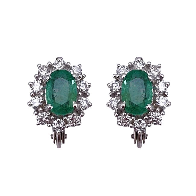 Daisy lobe earrings, emerald, diamonds and gold; 2.87 gr.: Gorgeous evergreens! Classic emerald daisy lobe earrings framed by brilliants on white gold, offered at unobtainable value for money! Stud and clip fastening. Our company's certification is available 