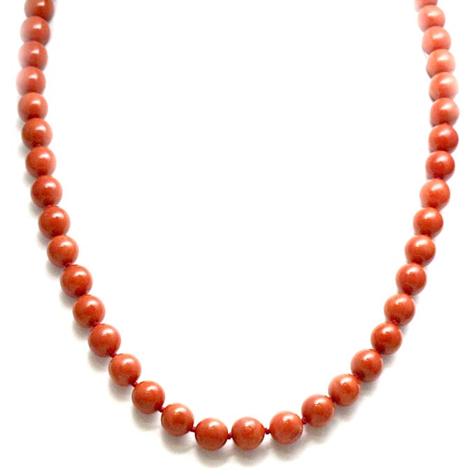Coral and gold choker necklace - 58.7 gr.: One-strand necklace of natural Mediterranean red coral, first choice, with a 1.5 cm circular lobster clasp in yellow gold. The increasing value of so-called "red gold" in a jewelry variant that is bot