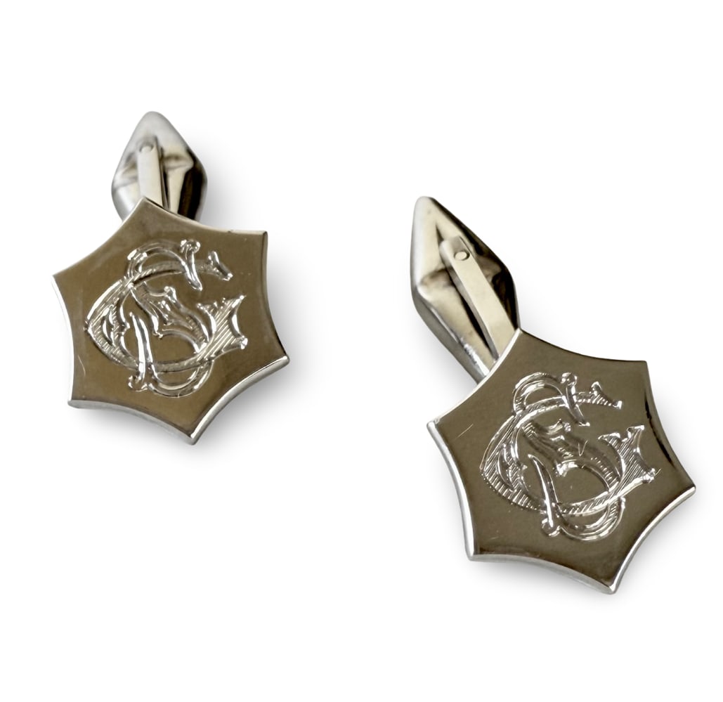 18K Gold Unisex Star Cufflinks - 7.9g – 20mm Length – 13.6mm 6-Point Star – GS Engraving: Elegant unisex cufflinks in 18K gold, featuring a distinctive six-point star design with engraved initials “GS”. Professionally restored to bring back their original brilliance, these cufflink