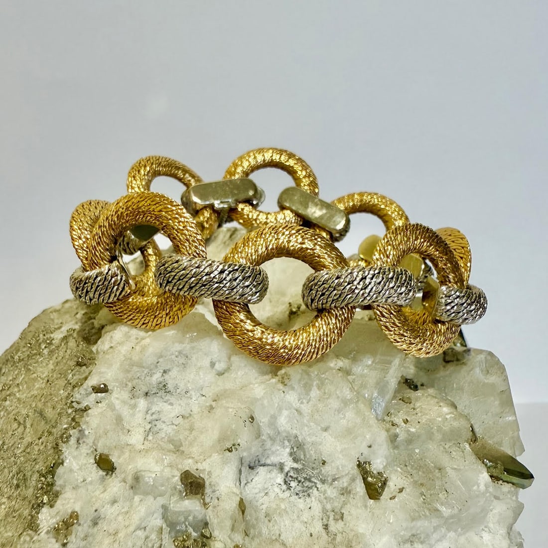 Italian Handmade 18K Gold Bracelet - 71g - White and Yellow Gold - 19.6cm - 22mm Links: Sontuous and impressive handmade bracelet in solid 18K white and yellow gold, crafted in Italy in the 1980s as a unique piece. A striking example of Italian goldsmith artistry from Valenza, showcasing