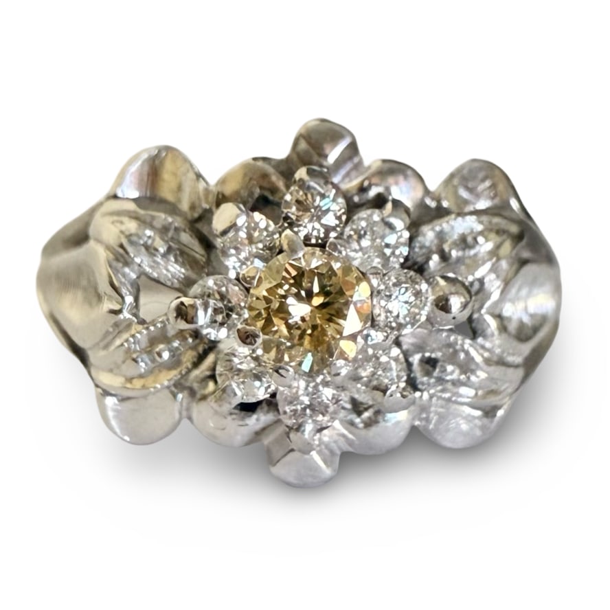 1970s Italian Handmade 18K Gold Ring - 4.4g - 0.23ct Natural Diamonds F/VVS: 1970s Italian-made ring in 18K gold, featuring a refined composition of natural diamonds with exceptional brilliance. Professionally restored, it combines vintage charm with timeless elegance. • 
