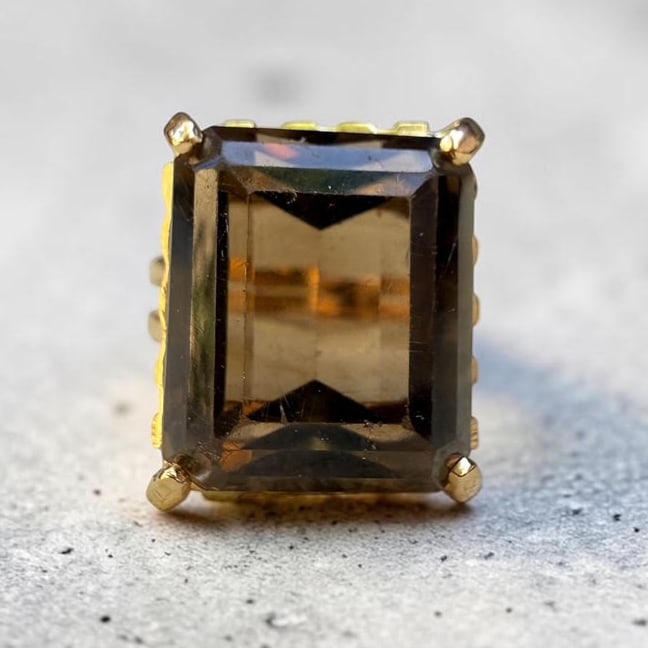 Italian Vintage 1980s 18K Yellow Gold Smoky Quartz Statement Ring - 7.6g: Elegant 1980s statement ring in solid 18K yellow gold, featuring a striking smoky quartz centerpiece. A bold yet refined design that reflects vintage Italian-inspired elegance and timeless charm. &bul