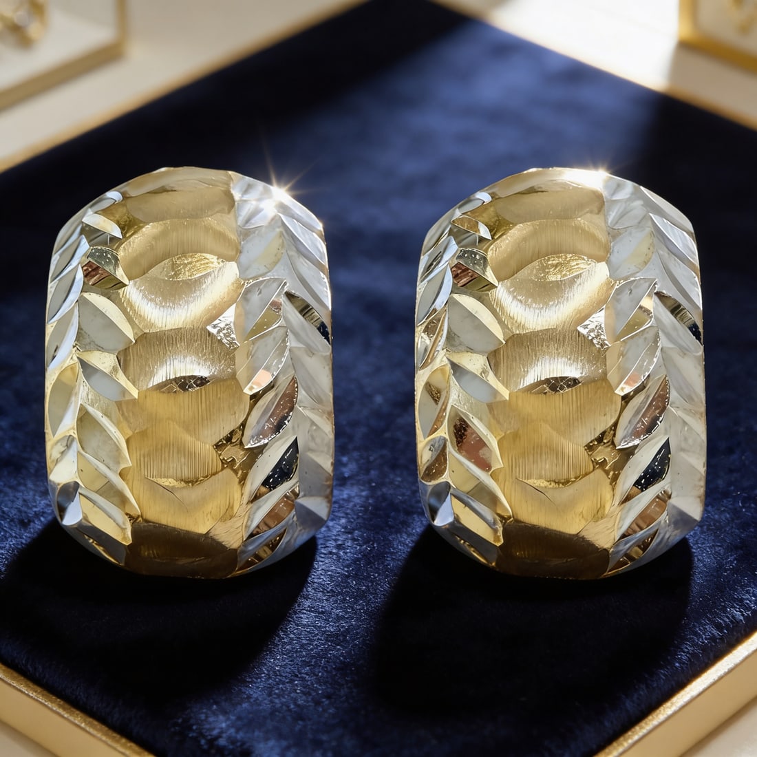 Graceful 18K White & Yellow Gold Earrings 1.9g - 9x15mm - Like New: Graceful 18K white and yellow gold earrings with a refined modern design. Lightweight and comfortable, ideal for everyday elegance or gifting. Weight: 1.9g. Measurements: 9x15mm. Condition: perfect - 