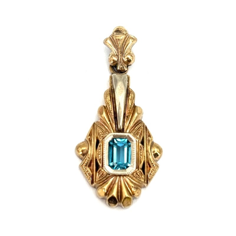 Vintage yellow gold pendant, blue hydrothermal gemstone; 2.54 gr.: Masterful and iconic vintage, antique-style pendant, egregiously crafted in 9 kt yellow gold, with emerald-cut blue hydrothermal gemstone. A lovely piece of vintage jewelry, one-of-a-kind bargain piec