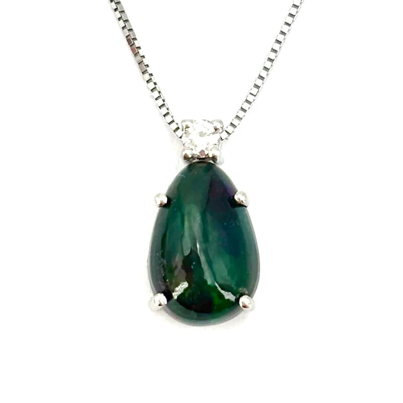 18kt White Gold Black Opal 2.16ct Drop Pendant Necklace - Diamonds 0.10ct - 2.56g - 44cm: 18kt white gold drop pendant necklace featuring a deep-toned black opal centerpiece with a sparkling diamond accent, paired with a refined 44 cm chain for a sleek and elegant look. Weight: 2.56 gr Mea