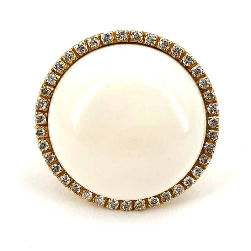 Maxi circle ring with white agate, diamonds, and yellow gold; 13.05 g: A very white agate is the protagonist of this sophisticated and imposing jewel! A maxi cabochon circle ring, romantically framed by a row of very bright diamonds. An opulent designer jewel of truly br