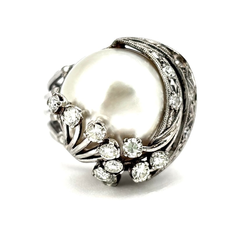 Vintage ring with mabe pearl, diamonds, and white gold, in antique style; 11.95 g: Extremely sophisticated antique-style ring in white gold, with an exclusive diamond frame that surmounts the beautiful Mabe pearl. A fairytale all-white jewel!!! Mabe Our company's certificat