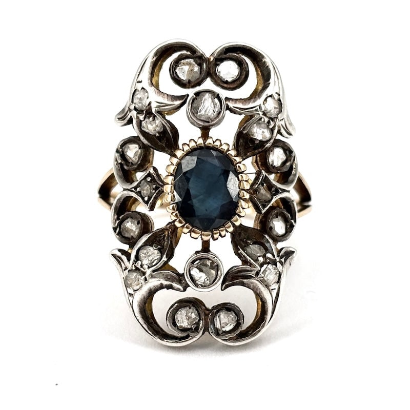 Vintage antique style elongated patch ring, sapphire and diamonds; 8.1 gr: Romantic and fabulous vintage ring proposal, maxi elongated old-fashioned patch with scrolls and openwork! Poetic and charismatic antique-style ring in 18kt gold with a central sapphire and diamonds s