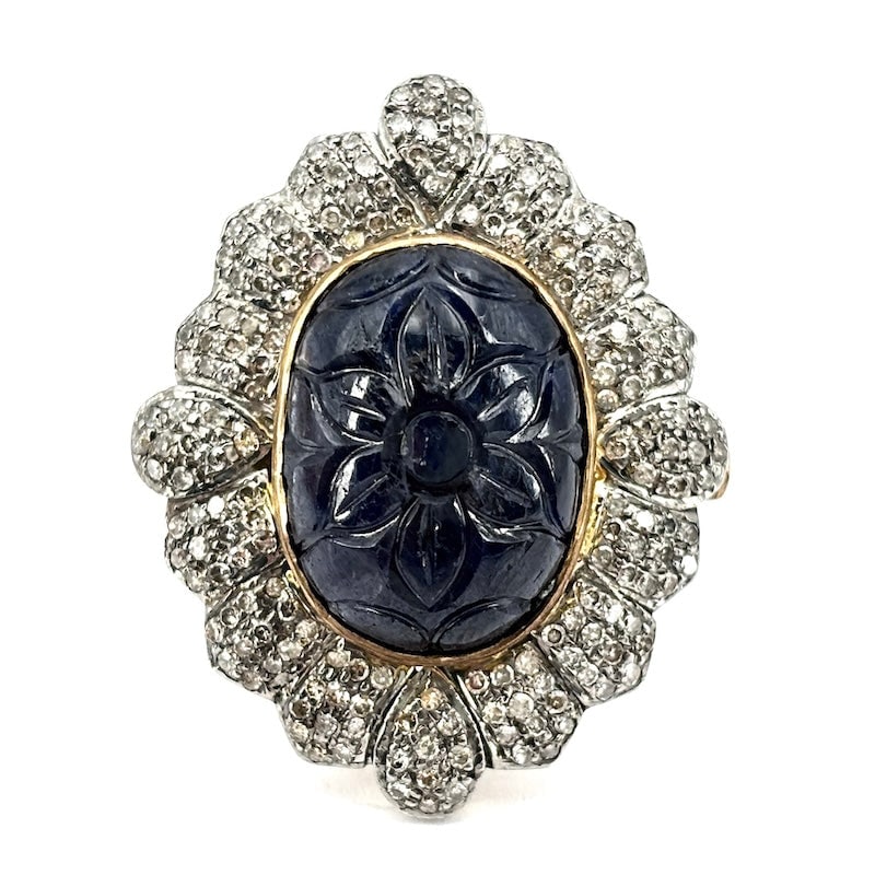 Vintage Daisy Ring with Engraved Sapphire and Diamonds; 11.99g: Impressive proposal for a superb vintage maxi daisy ring, out of fashion! Poetic and marvelous antique-style ring, of high Indian craftsmanship, in 9kt gold with a large central engraved sapphire and 