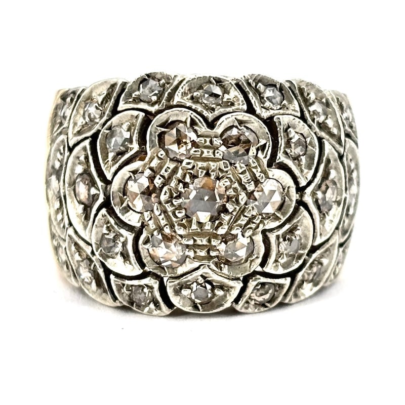 Vintage maxi band ring with rose-cut diamonds; 12.16 g: Fabulous vintage maxi band ring in 14 kt rose yellow gold with a scalloped front studded with diamonds set in silver. A super vintage jewel with great character and flavor, unmistakable comfort and ch
