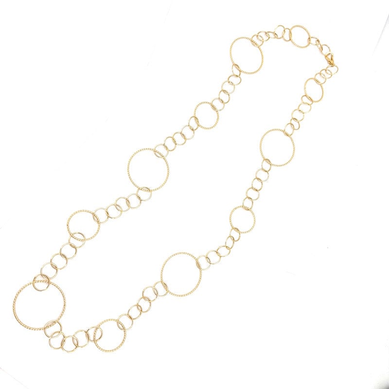 Long chain necklace with maxi circle design, yellow gold; 17.98 g - 86 cm: An emblematic long, all-gold design necklace with maxi, two-dimensional, twisted and mirrored circles, all in 18 kt yellow gold. A super-fashionable opportunity not to be m