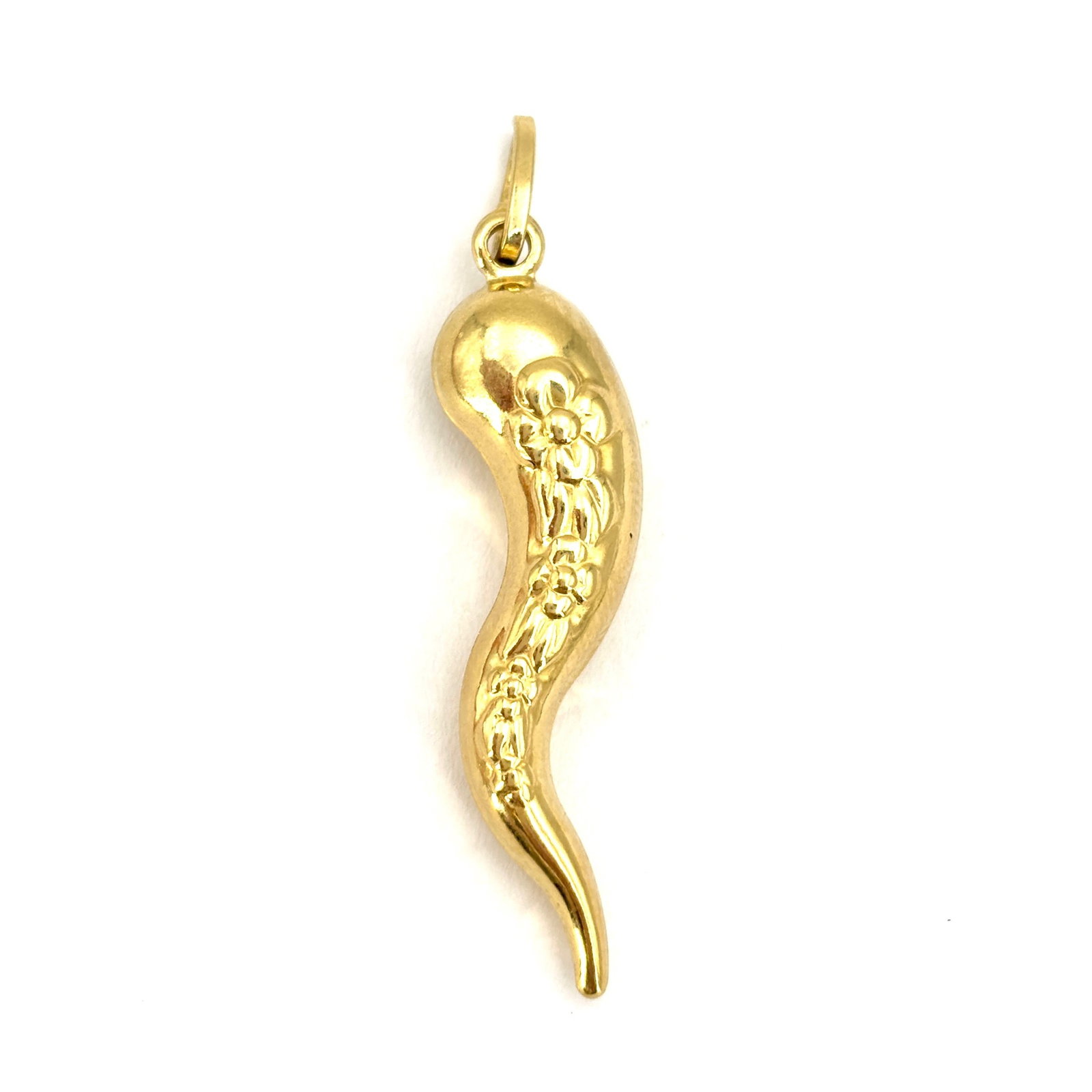 Vintage lucky horn charm pendant in 18kt yellow gold; 2.63g: Adorable vintage lucky horn pendant in 18kt yellow gold, worked in a bas-relief floral shape! A little gem of goldsmithing that makes the much-loved prototype of the lucky horn a true jewel! Our compa