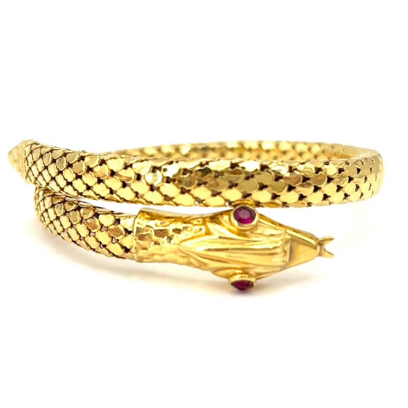Vintage gold rigid snake bracelet; 36.16 gr: Stunning, bewitching vintage snake bracelet with a scaled, spiral-shaped hoop in 18kt yellow gold featuring refined workmanship and decorative engravings for a unique and rare allure. The timeless des