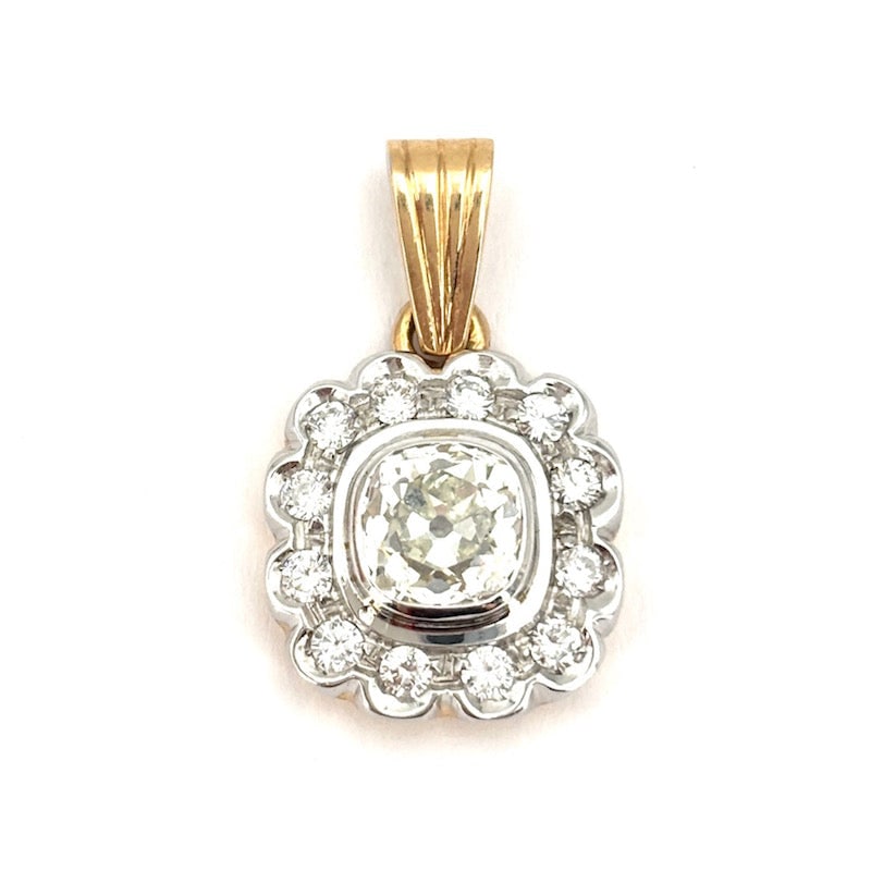Old mine cut diamond flower pendant with a light point - 1.60-1.85 ct; 4.83 g: Enchanting and unmissable pendant with a superlative diamond flower that forms a daisy with a splendid and super feminine lacy petal effect, with a crazy central old mine cut solitaire of 1.30-1.50 ct