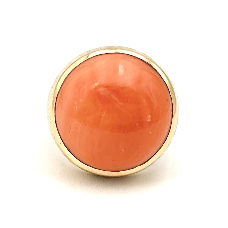 Vintage chevalier pinky ring in cabochon coral and yellow gold; 12.97 g: An intense, unmissable vintage pinky ring in 18 kt yellow gold, with an adorable natural salmon coral gemstone. Simple and massive setting, for a delightful and important old money occasion not to be 