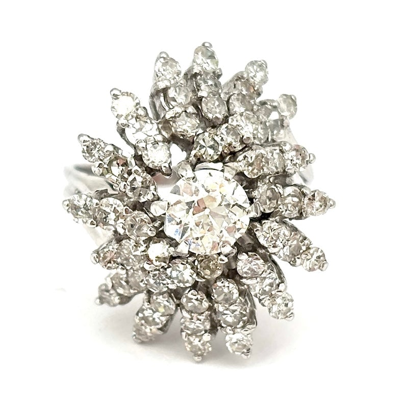 Fireworks ring with diamonds and solitaire, white gold; 8.88 g - a masterpiece!: An explosive and ultra-precious dream! Firework ring with petals arranged in a wave in 18kt white gold, featuring a triumph of diamonds and a central old-cut solitaire. An imposing and sparkling compo