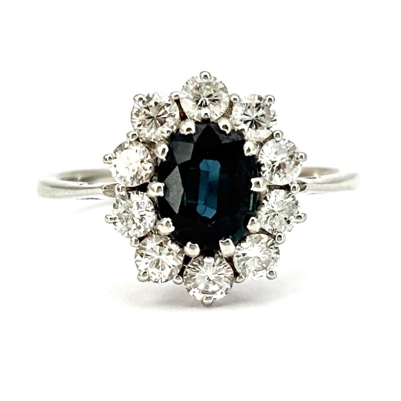 Sapphire and diamond daisy ring; 3.10 gr (1 of 6)