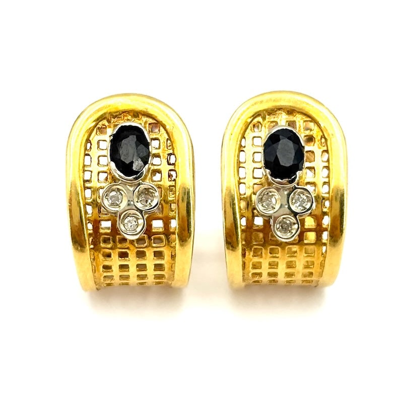 Yellow gold half-moon front earrings with sapphires and diamonds; 1.6 cm - 6.47 g: Iconic half-moon earrings with wide, openwork, quilted front rings in 18kt yellow gold, with a white trilogy insert of brilliants, with sapphires in surmount. Short, solid pendants, fashionable, vinta